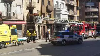 Un home resulta ferit greu en enfonsar-se el sostre d'un pis a Manresa