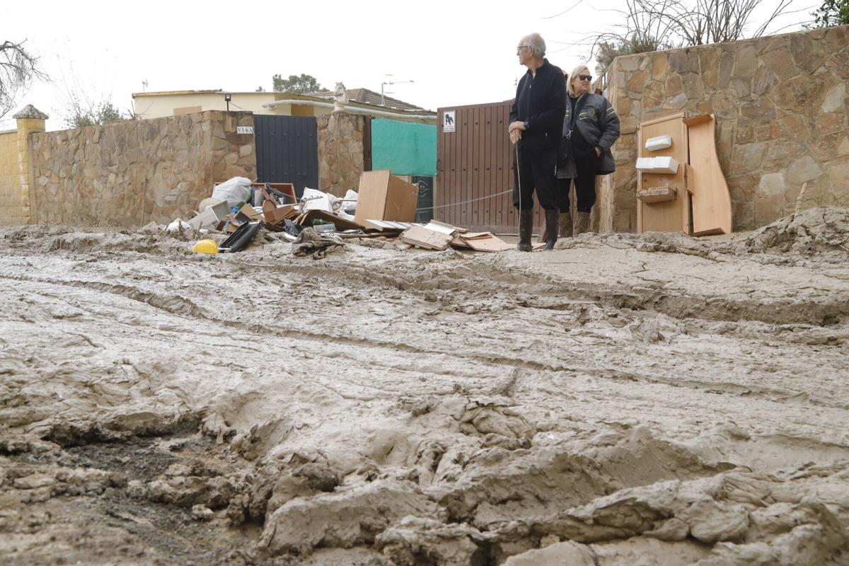 Las calles la Tórtola y la Perdiz siguen con varios centímetros de lodo mientras los vecinos retiran sus enseres Las calles la Tórtola y la Perdiz siguen con varios centímetros de lodo mientras los vecinos retiran sus enseres