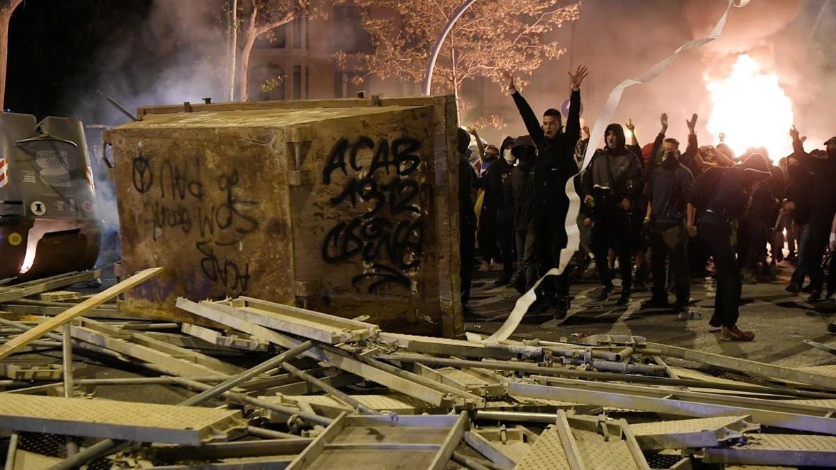Manifestantes cortando una calle con barricadas en el centro de Barcelona