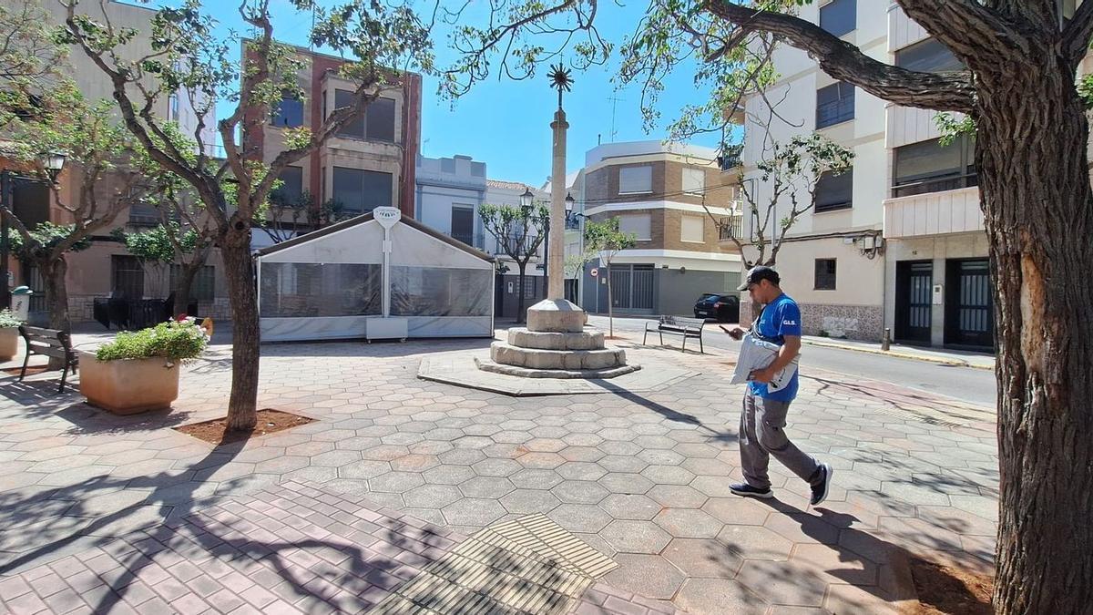 El alcalde Benlloch y la vicealcaldesa Fajardo han anunciado, en su visita al barrio Hospital, la remodelación de la plaza Aliaga, entre otras intervenciones.