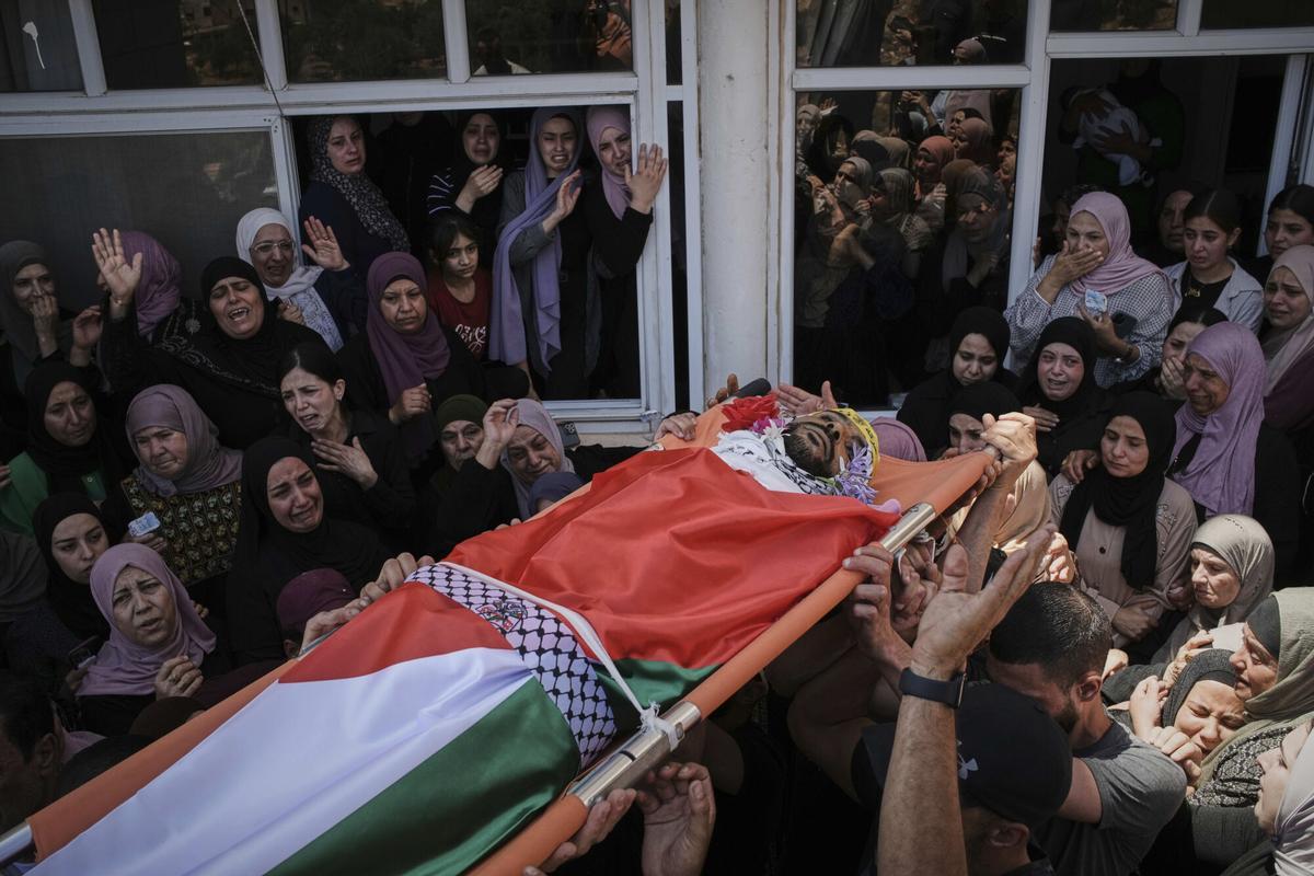 Dolientes llevan el cuerpo de Murshid Nawaf Hamayel, asesinado el miércoles cuando colonos judíos irrumpieron en la aldea cisjordana de Kafr Malik, el jueves 26 de junio de 2025