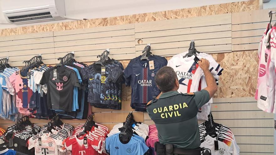 La Guardia Civil interviene más de 14.600 artículos falsificados en Cala Rajada y sa Coma