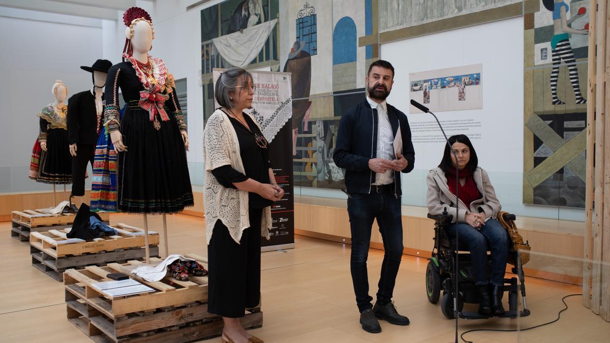 Teresa Astorgano, Francisco Iglesias y María Eugenia Cabezas, en la inauguración de la exposición de indumentaria tradicional