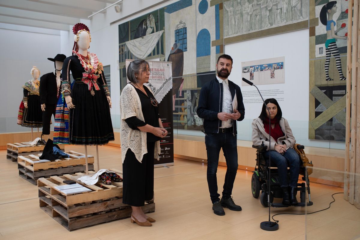 Teresa Astorgano, Francisco Iglesias y María Eugenia Cabezas, en la inauguración de la exposición de indumentaria tradicional
