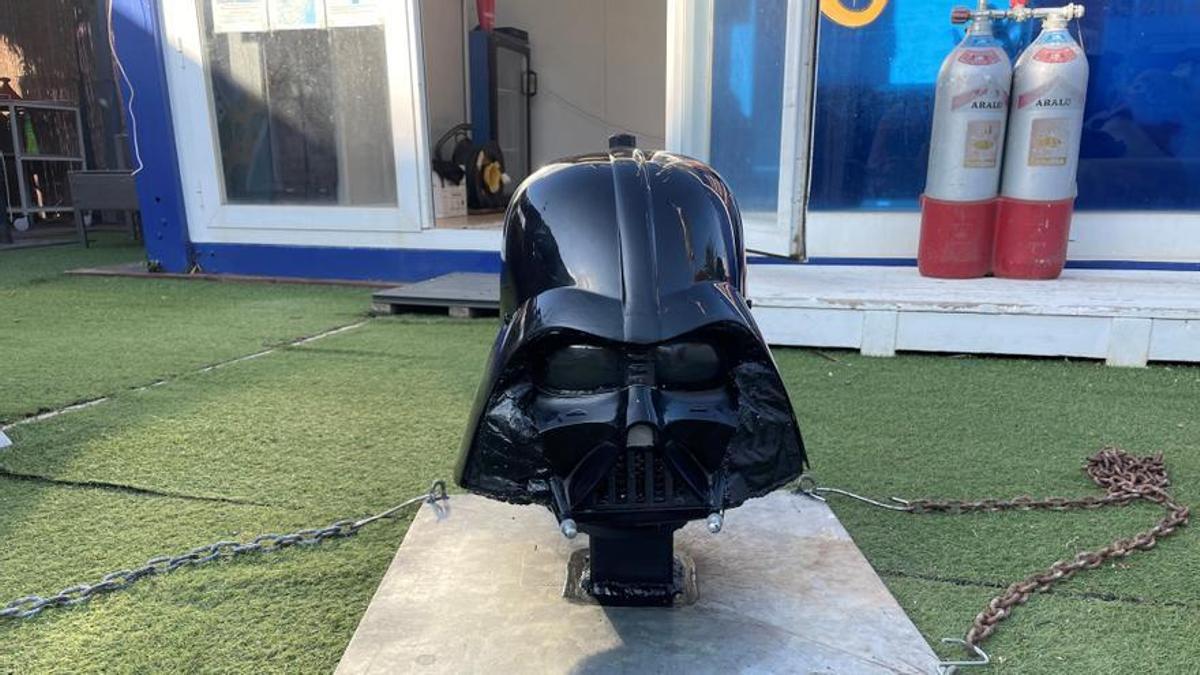 La màscara de Darth Vader, abans de la seva instal·lació al fons submarí.