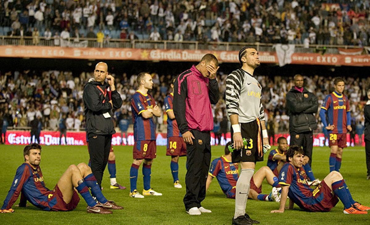 Tristesa. Els futbolistes blaugranes, decebuts després de la final.