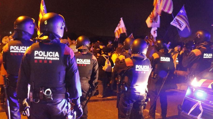 Moments de tensió entre els manifestants davant dels Mossos en l&#039;accés a la C-55 des de Sant Joan