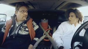 Gag del programa ’Polònia’ en què Ada Colau i Xavier Domènech viatgen al passat per evitar posicionar-se sobre el referèndum.