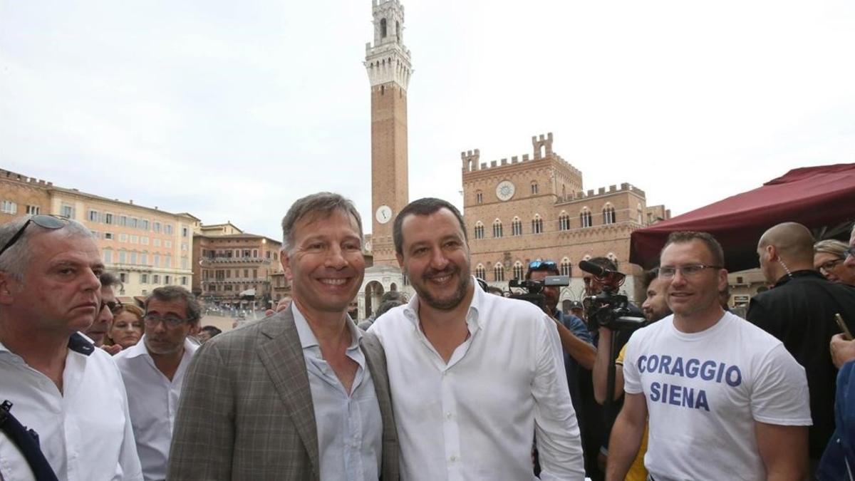 El ministro de Interior italiano, Matteo Salvini (derecha) posa junto al candidato a la alcaldía de Siena Luigi De Mossi.