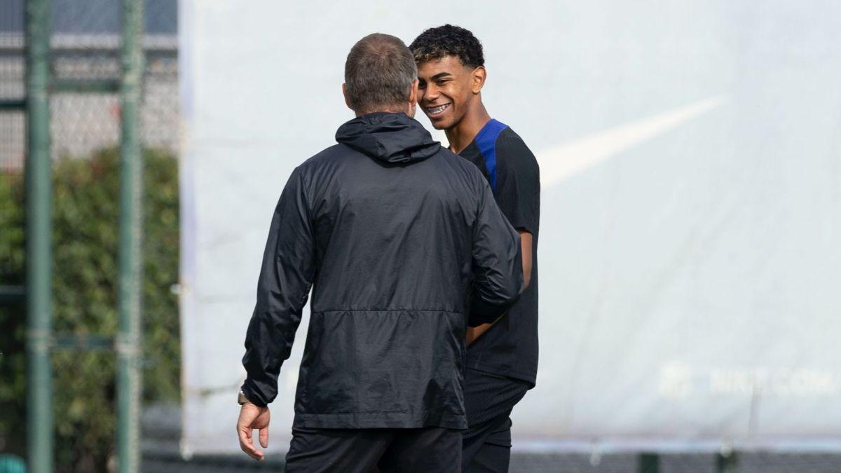 Flick habla con Lamine Yamal en el entrenamiento previo al clásico