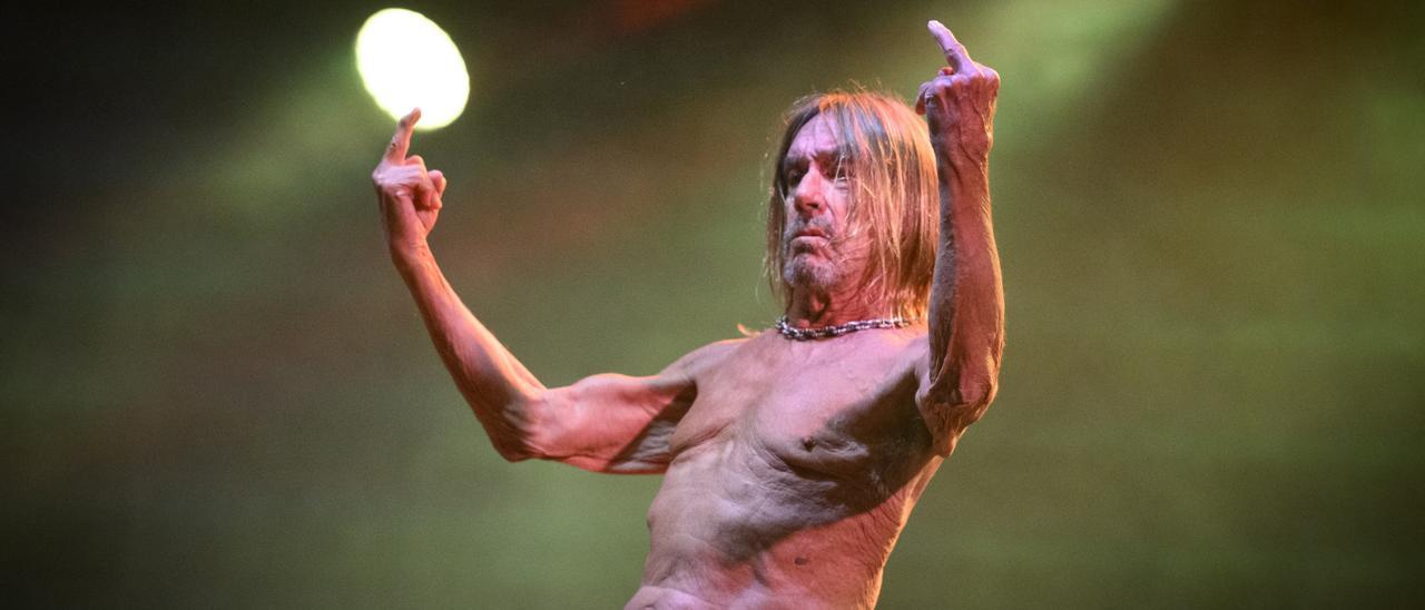 Iggy Pop saluda al público el miércoles en Suiza, antes de actuar hoy en Vigo y después marchar para Portugal