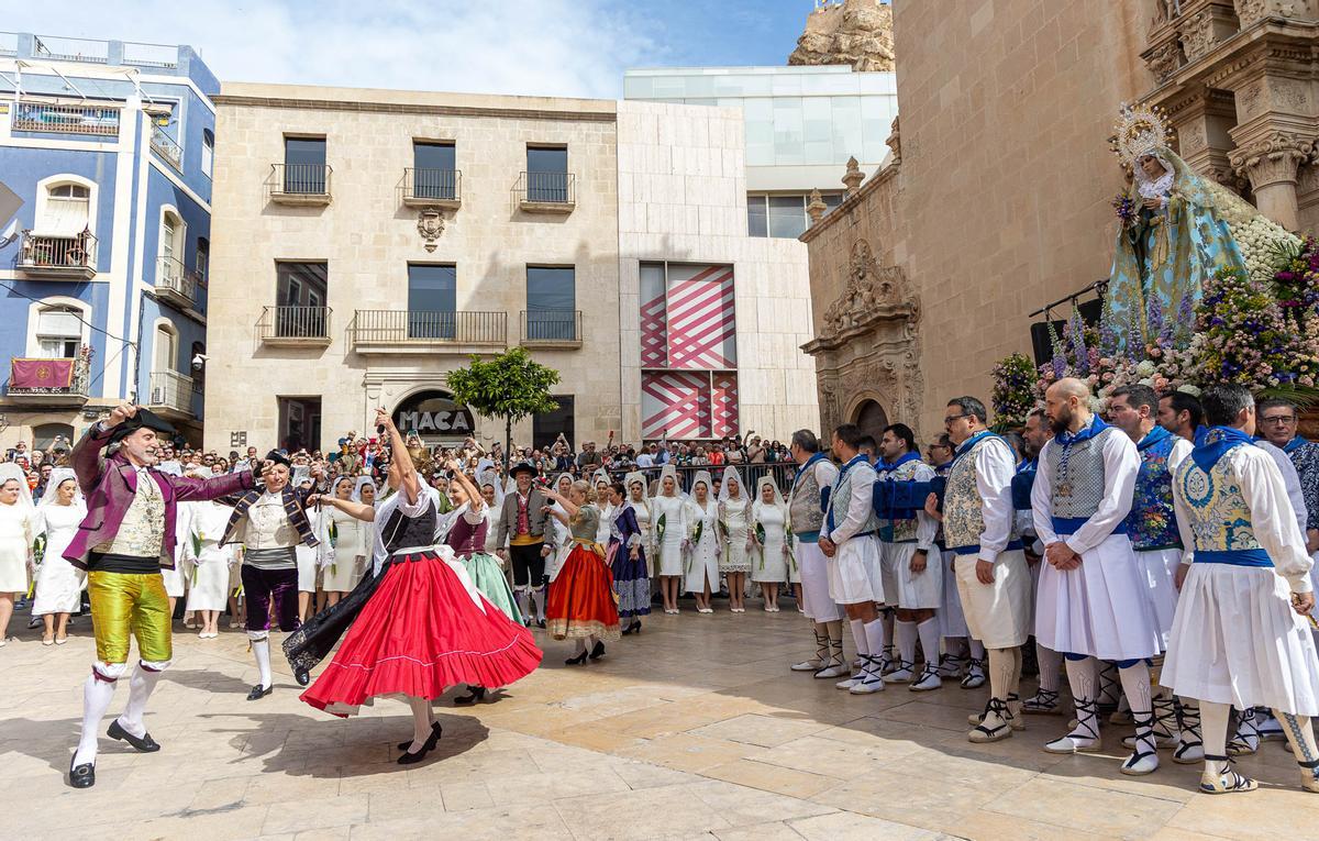 El Domingo de Resurreccion llena de luz las calles de Alicante
