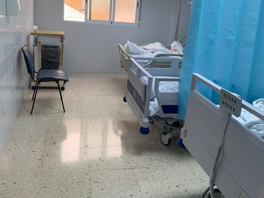 En los llamados boxes de "nivel II" se han colocado hasta tres camas sin apenas espacio entre ellas.