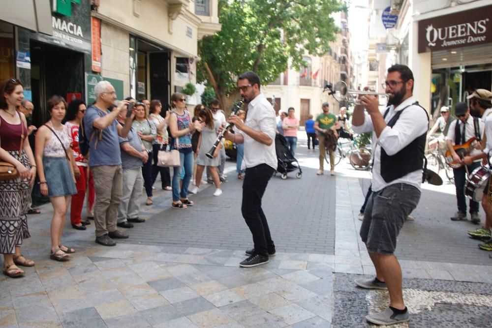 Música balcánica en el centro de Murcia