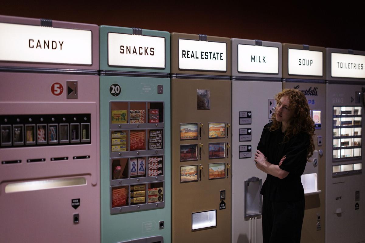 LONDRES (Reino Unido), 17/11/2025.- Un asistente de galería posa con títeres utilizados en la película Isla de los Perros durante un photocall para la próxima exposición Wes Anderson: The Archives en el Design Museum en Londres, Gran Bretaña, 17 de noviembre de 2025. El Design Museum albergará la primera gran exposición británica de la obra del cineasta, que se celebrará del 21 de noviembre de 2025 al 26 de julio de 2026. La exposición otorga un acceso sin precedentes a los archivos personales de Wes Anderson, acumulados durante tres décadas, con más de 700 objetos, muchos de los cuales nunca se han exhibido en Gran Bretaña. 