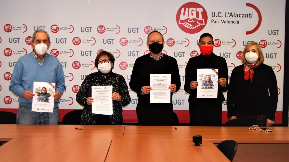 Los representantes de UGT-PV y de la Unión de Consumidores de la Comunidad, tras firmar el acuerdo en Alicante.