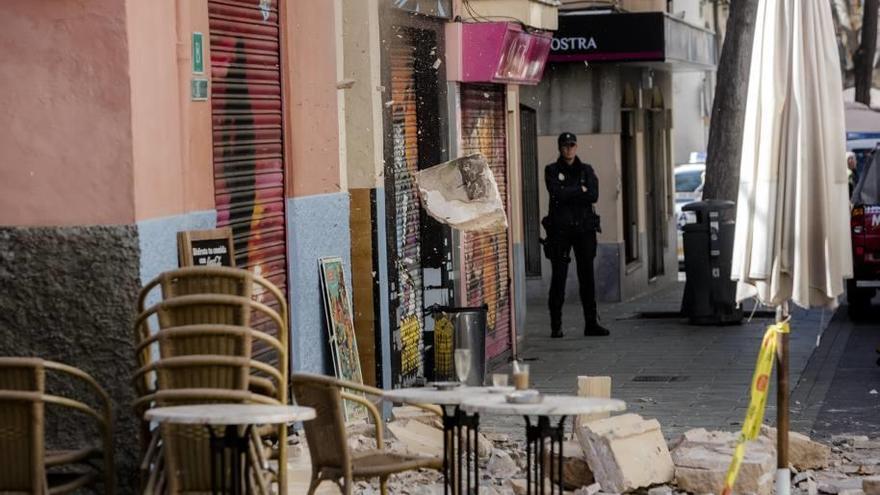 Los escombros caídos en el edifico de Oms el pasado martes.