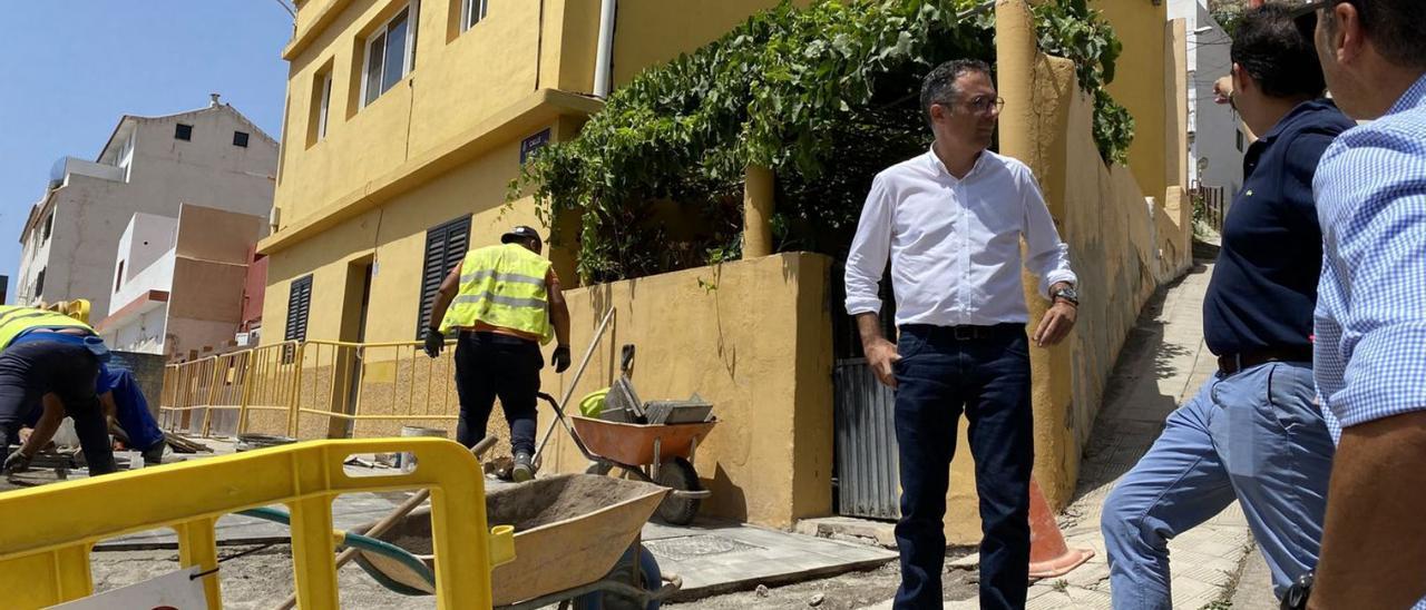 El concejal de Servicios Públicos, el popular Carlos Tarife, en la obra de la calle Milán, en María Jiménez.