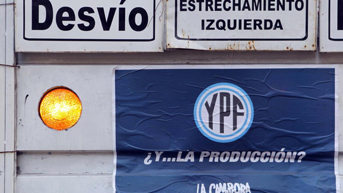Un cartel pregunta, en Buenos Aires, sobre el destino de la producción de Repsol-YPF en Argentina.