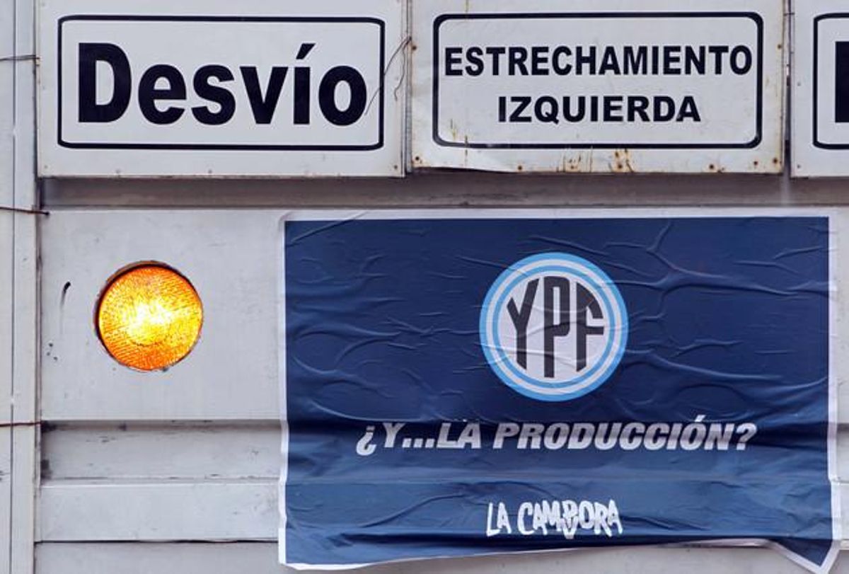  Un grup de manifestants tallen la via de l’AVE a l’estació de Sants