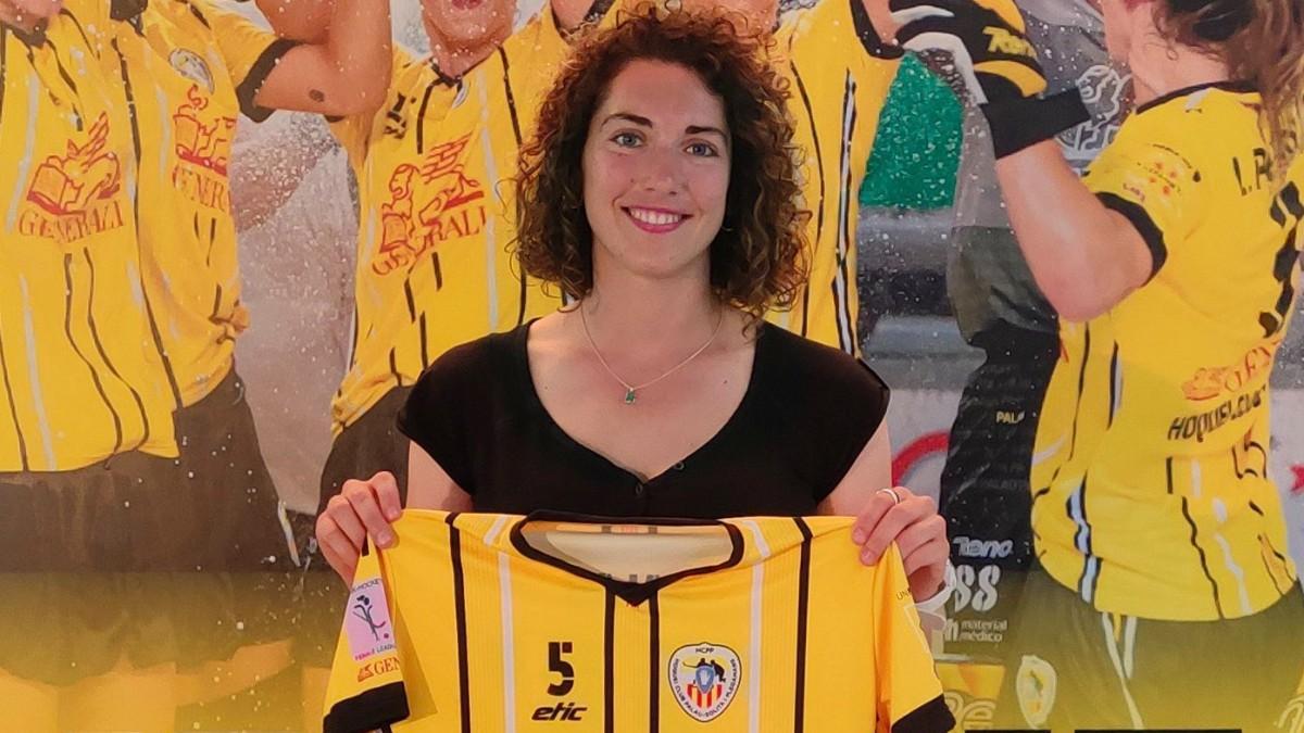 Anna Casarramona con su nueva camiseta