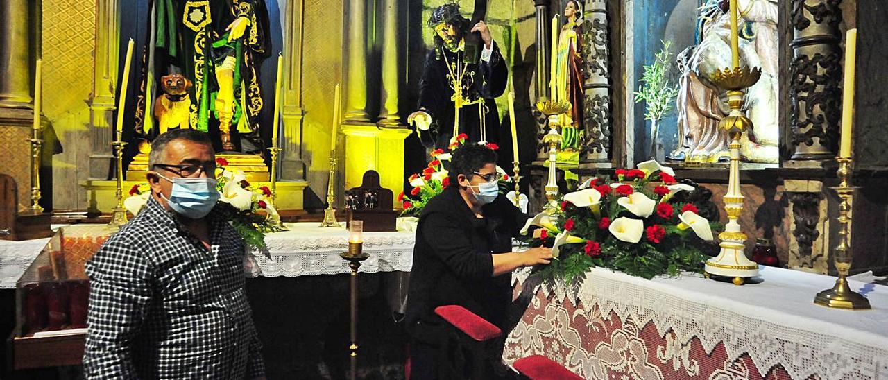 Ofrenda floral ante las imágenes que deberían salir en procesión esta Semana Santa