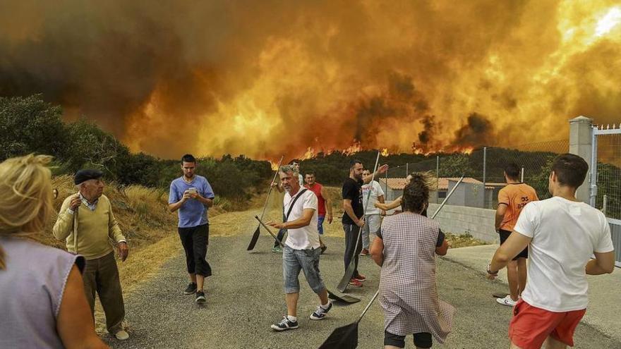 Vecinos de Cabreiro, Xinzo de Limia, se coordinaron para luchar contra el fuego de Cualedro, el más devastador del verano en Galicia. // Brais Lorenzo