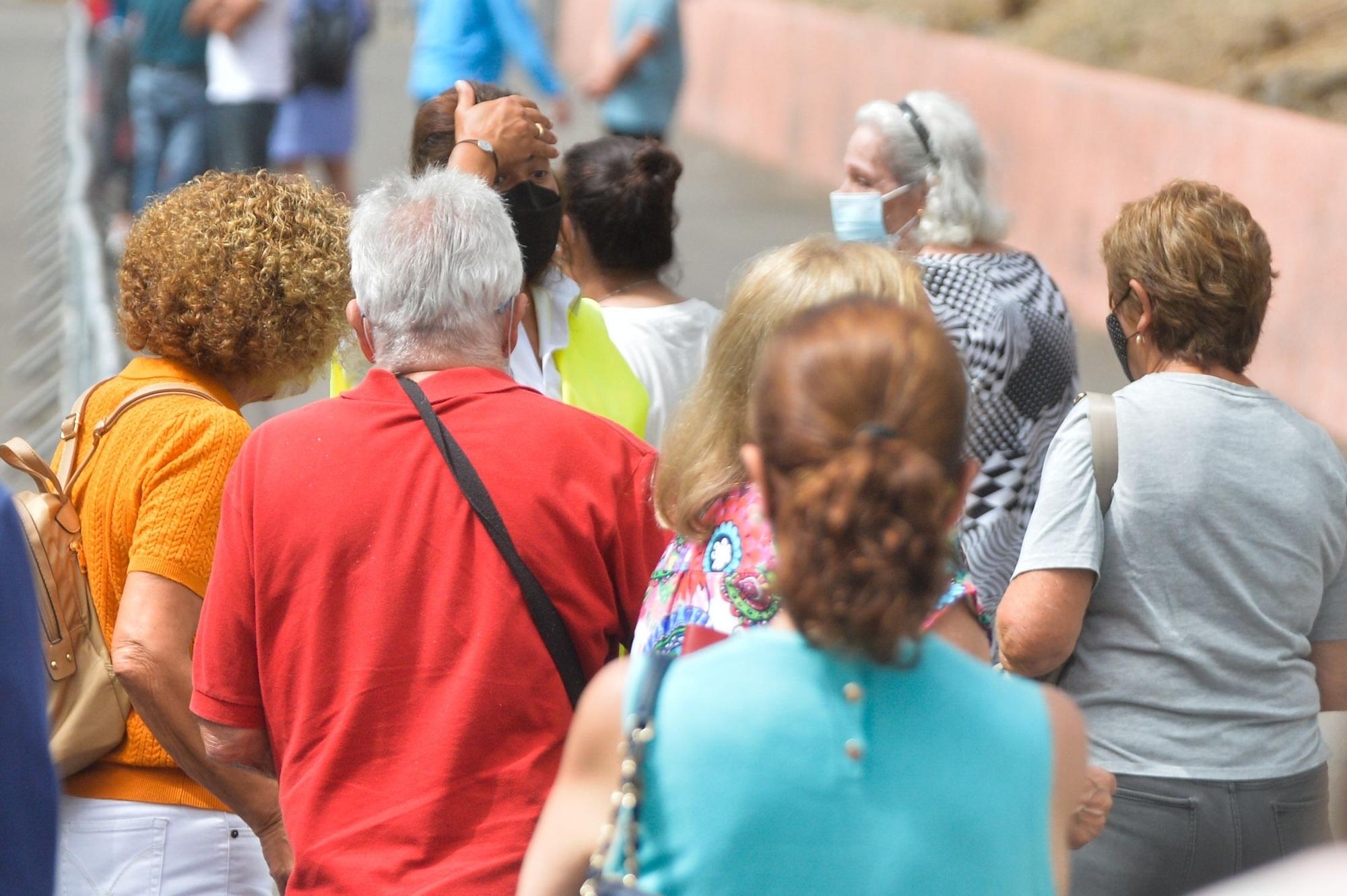 Largas colas para vacunarse contra la COVID-19 en Infecar y el Materno