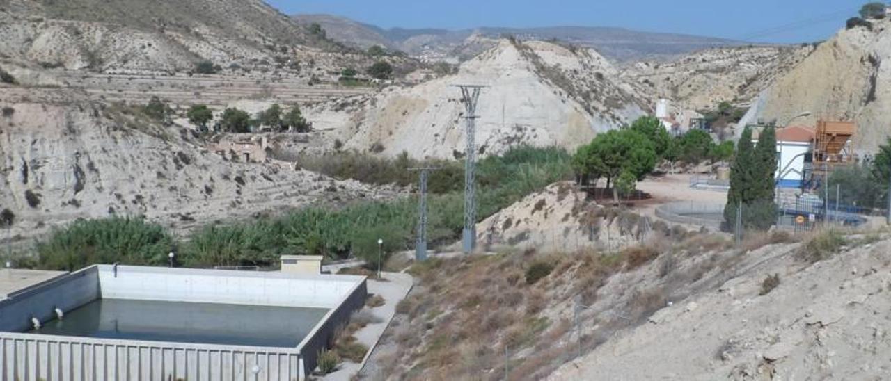 Imagen del depósito construido para aprovechar el agua para riego, a la izquierda, y la depuradora, a la derecha.