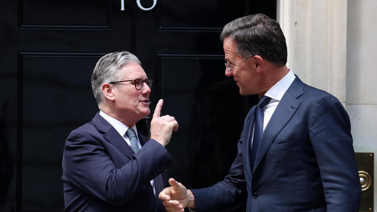 El primer ministro británico, Keir Starmer, y el secretario general de la OTAN, Mark Rutte, ante la puerta del número 10 de Downing Street, este lunes.