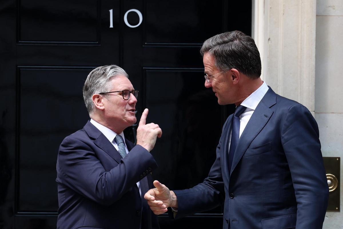El primer ministro británico, Keir Starmer, y el secretario general de la OTAN, Mark Rutte, ante la puerta del número 10 de Downing Street, este lunes.