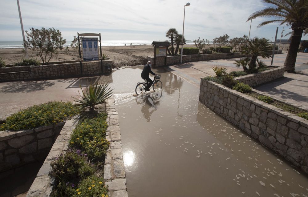 La erosión aumenta en el litoral norte de Sagunt y las piedras llegan a la playa de Canet.