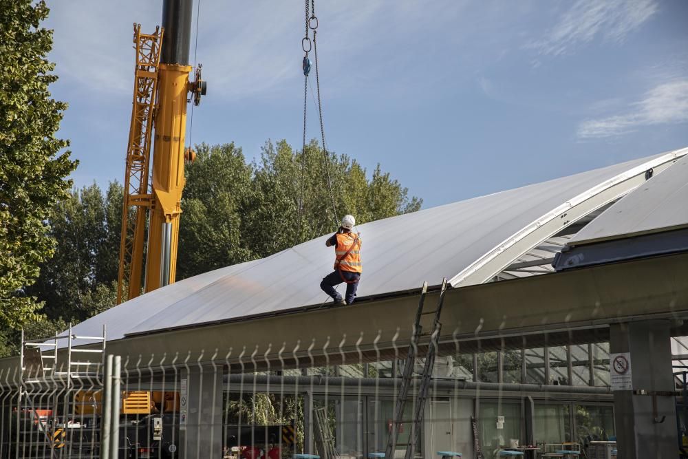 El GEiEG instal·la la nova cúpula de la piscina de 50 metres al complex de Sant Ponç de Girona