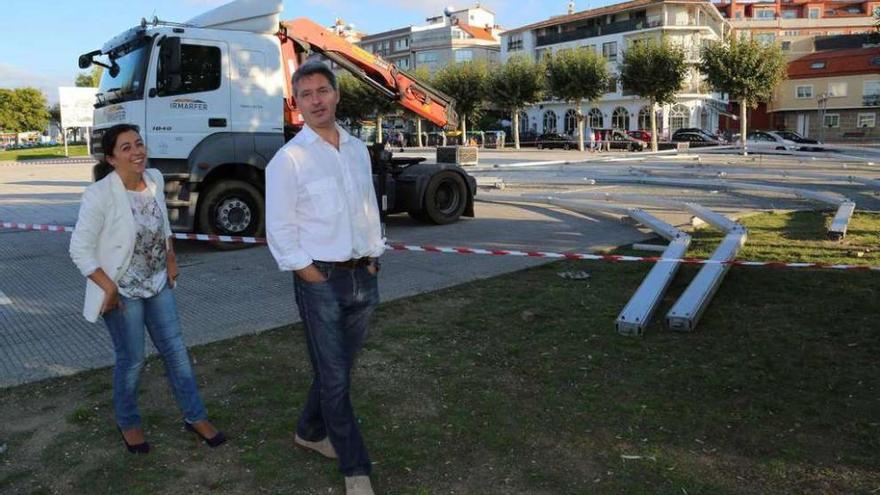 Enma Torres y Cacabelos, en la zona donde comenzó la instalación de las carpas del marisco. // Muñiz