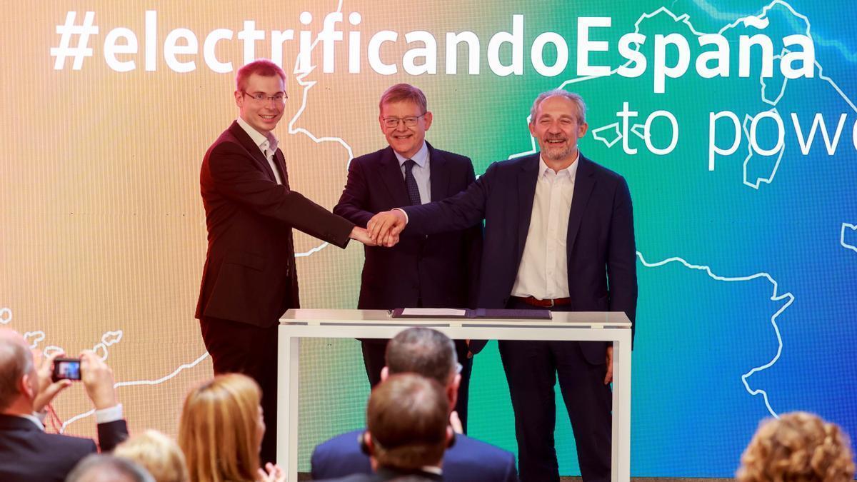 Firma del acuerdo para la construcción de la gigafactoría