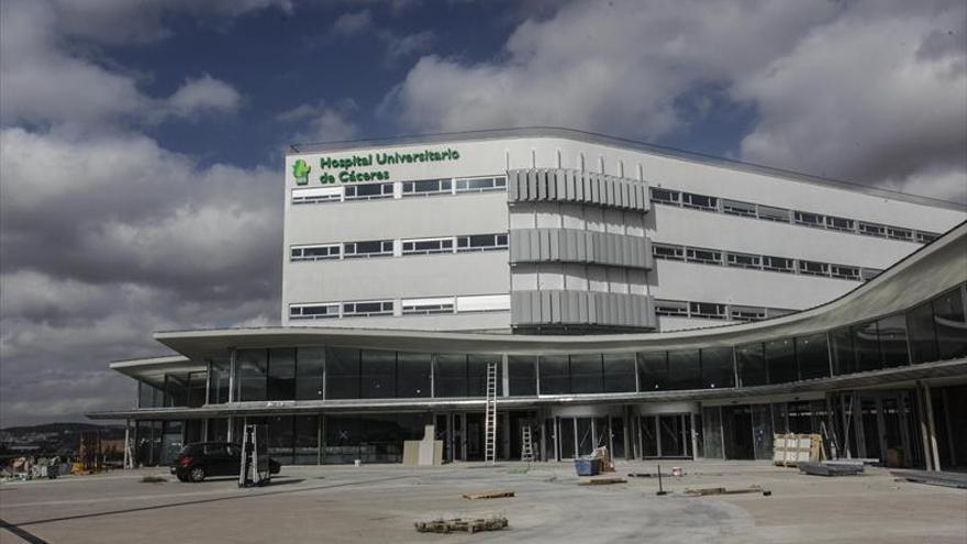 Un colectivo vecinal advierte de que «tener dos medio hospitales abiertos en Cáceres costará millones»