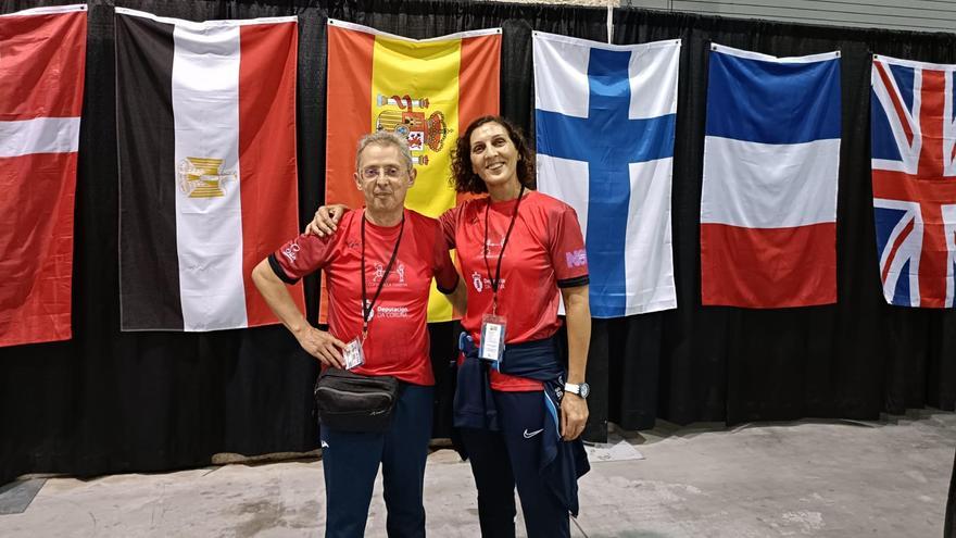 Alberto Rodríguez y Araceli Bugallo posan para una fotografía con la bandera española a sus espaldas.