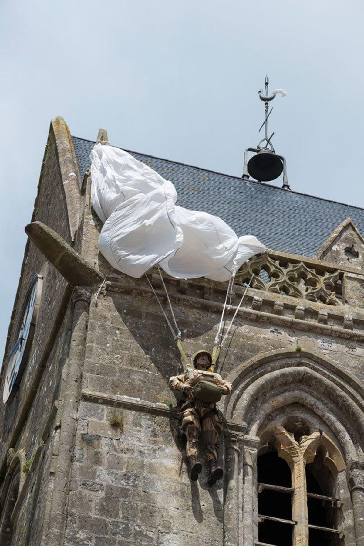 Recuerdo al paracaidista en Sainte-Mère-Église