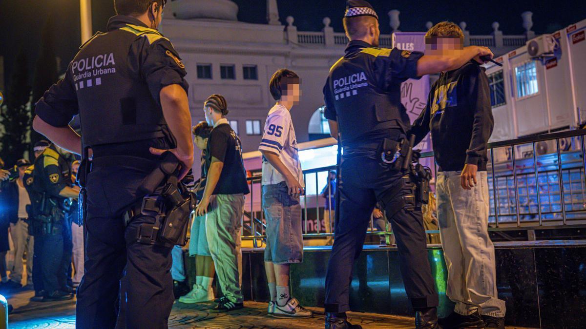 Barcelona, 26/09/2025 Barcelona. Fotogalería de una cobertura nocturna sobre seguridad durante las fiestas de la Mercè. La Guardia Urbana realiza un control anti-navallas en los accesos a un gran concierto en la avenida Maria Cristina. Palabras clave: Mercè, seguridad, Guardia Urbana, control anti-navallas, concierto, avenida Maria Cristina, Barcelona, fiesta mayor. AUTOR: MANU MITRU