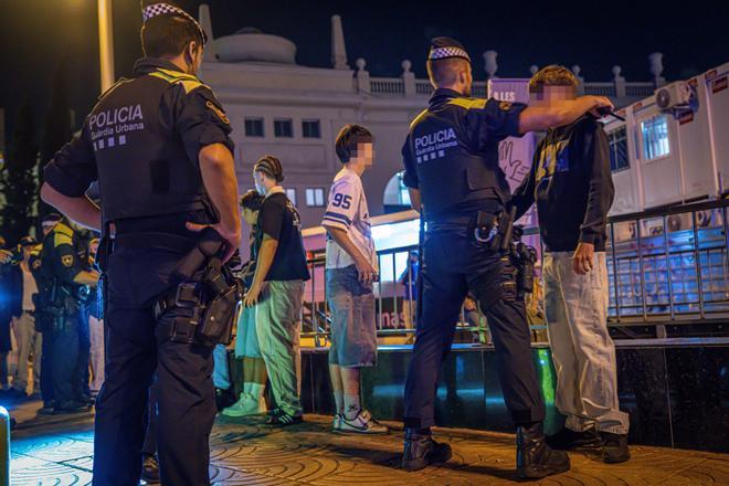 La Guàrdia Urbana de Barcelona investiga a dos hombres por grabar mujeres orinando en las fiestas de Sants