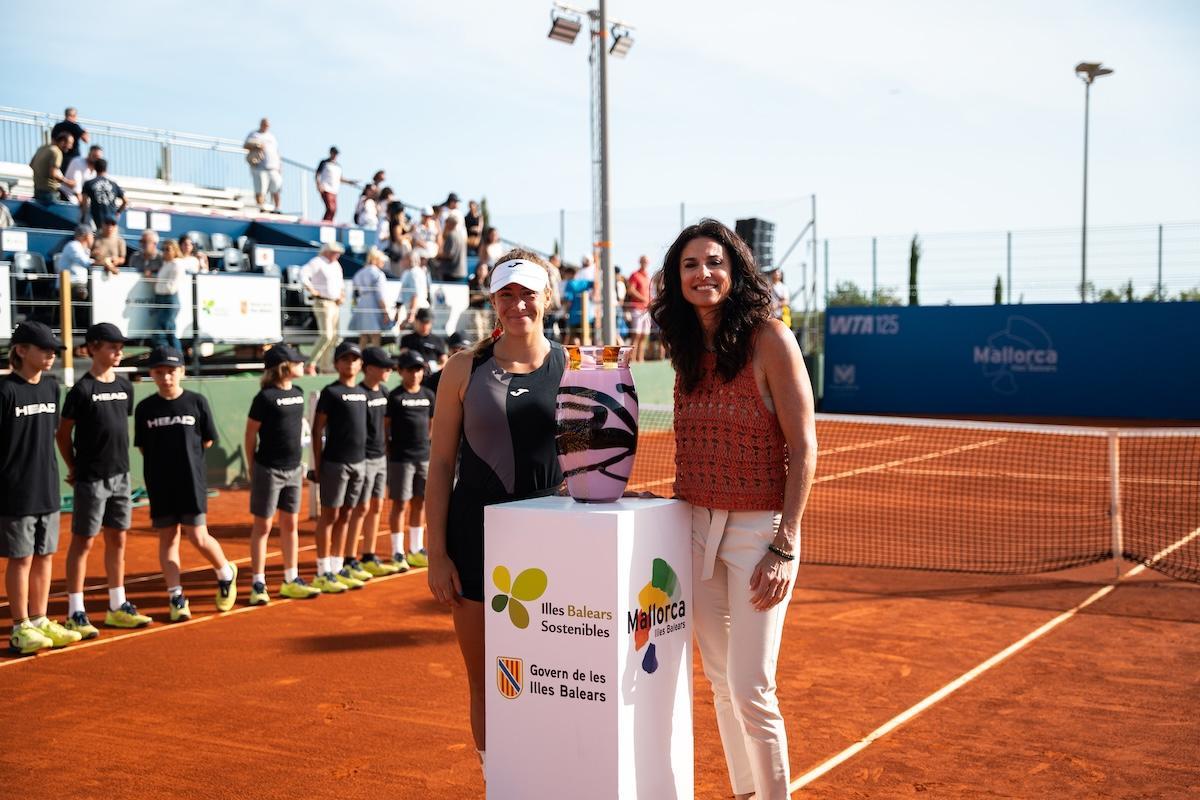La ganadora de la primera edición en 2025, Solana Sierra, con la ambajadora del torneo, Gabriela Sabatini