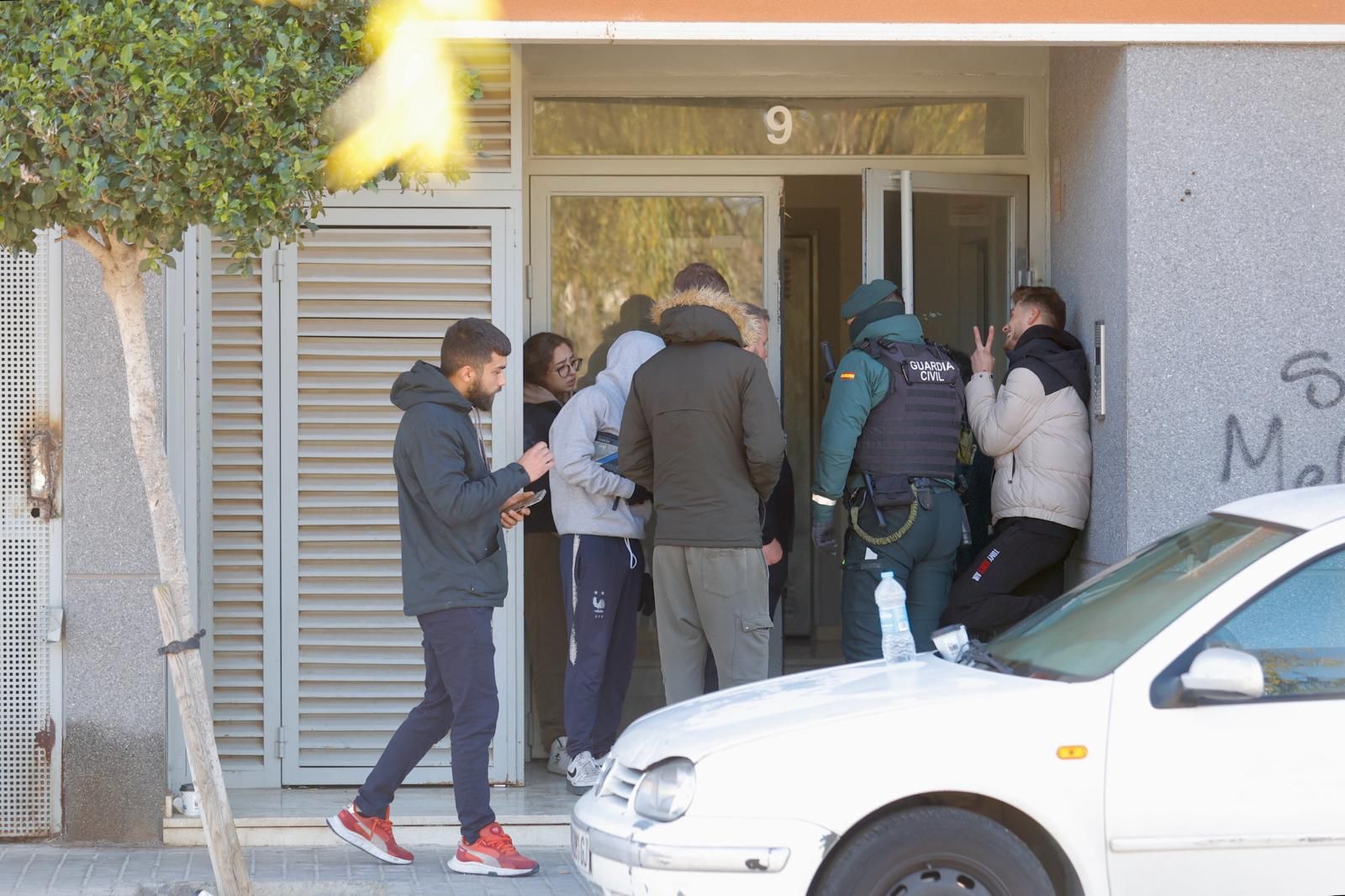 Amplio despliegue de Policía y Guardia Civil en el desahucio de 54 familias en Montserrat