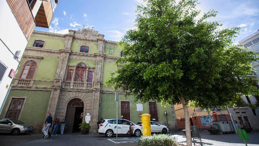 Antigua Escuela de Artes Aplicadas, situada en la plaza Ireneo González, en Santa Cruz de Tenerife.