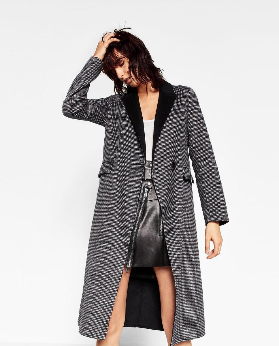 Rebajas 2017, abrigo largo con solapas de Zara (39,99€)