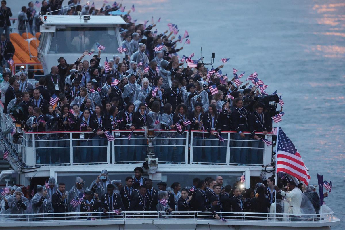 El equipo de Estados Unidos en el desfile flotante por el río Sena durante la ceremonia de apertura