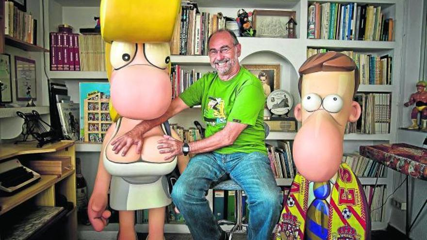 El dibujante Enrique Pérez Penedo, Enrique, en su estudio, con sus personajes hechos ninots.