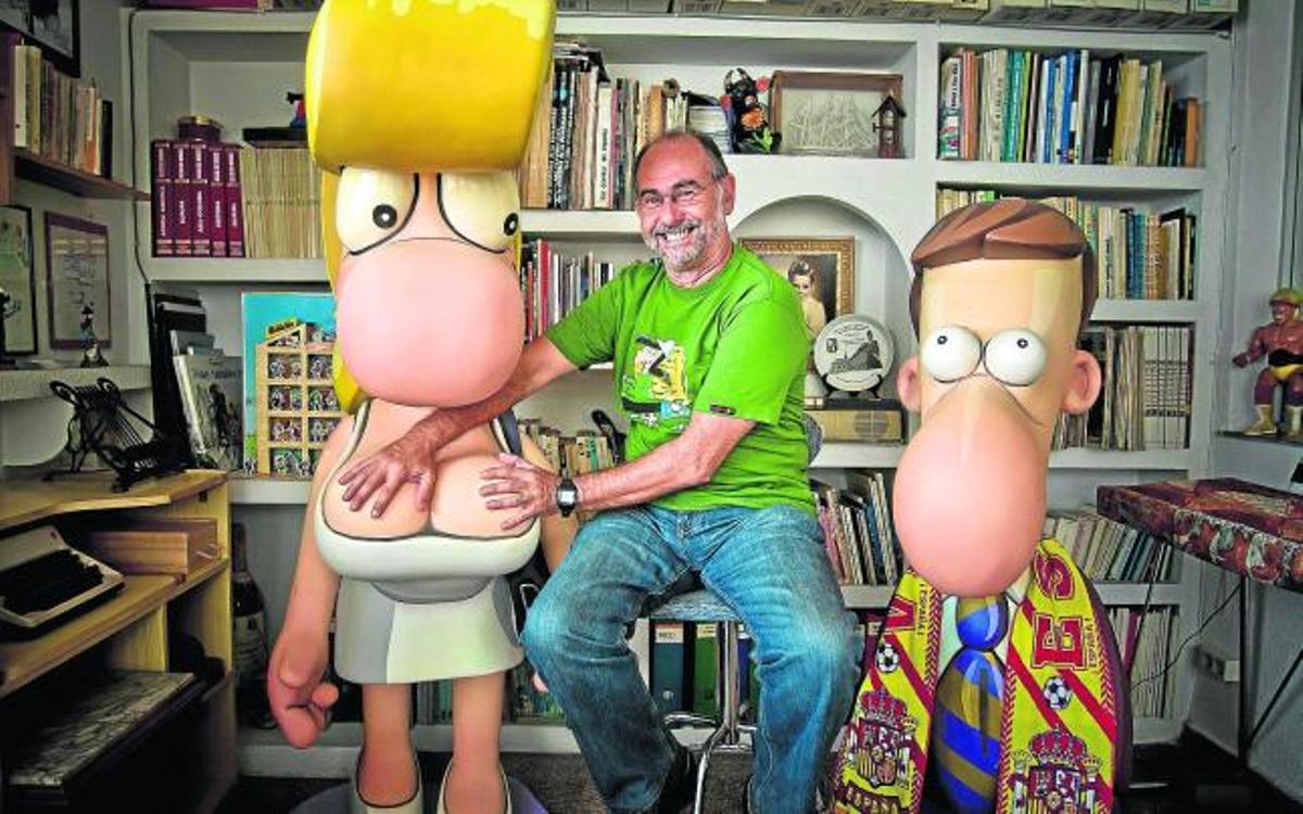 El dibujante Enrique Pérez Penedo, Enrique, en su estudio, con sus personajes hechos ninots.