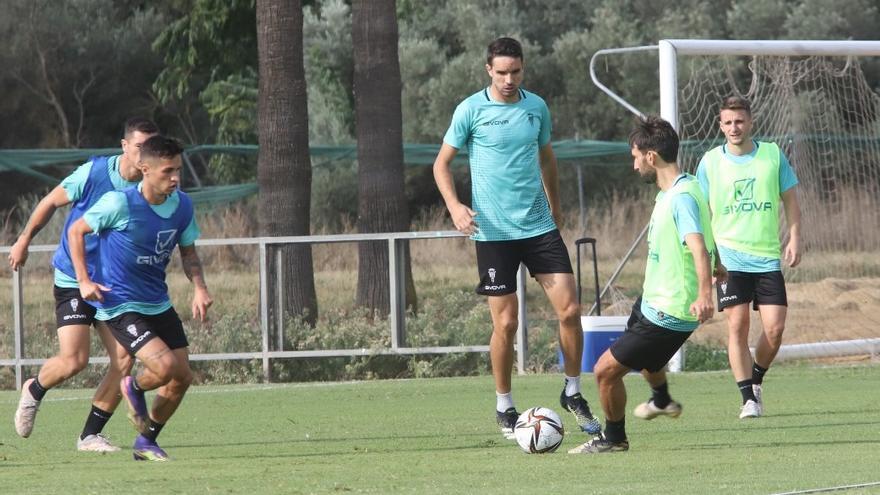 Toni Arranz, en el centro de la imagen, durante el entrenamiento del Córdoba CF, este miércoles, en la Ciudad Deportiva.