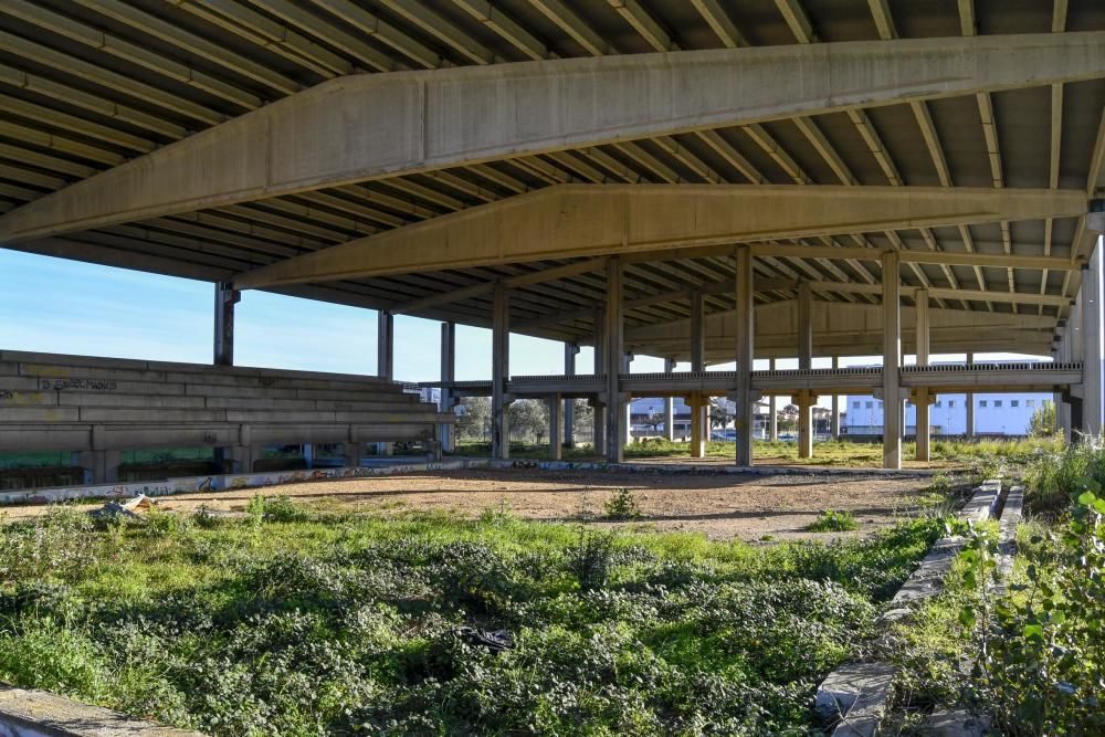 La piscina inacabada de Poliesports serà una plaça