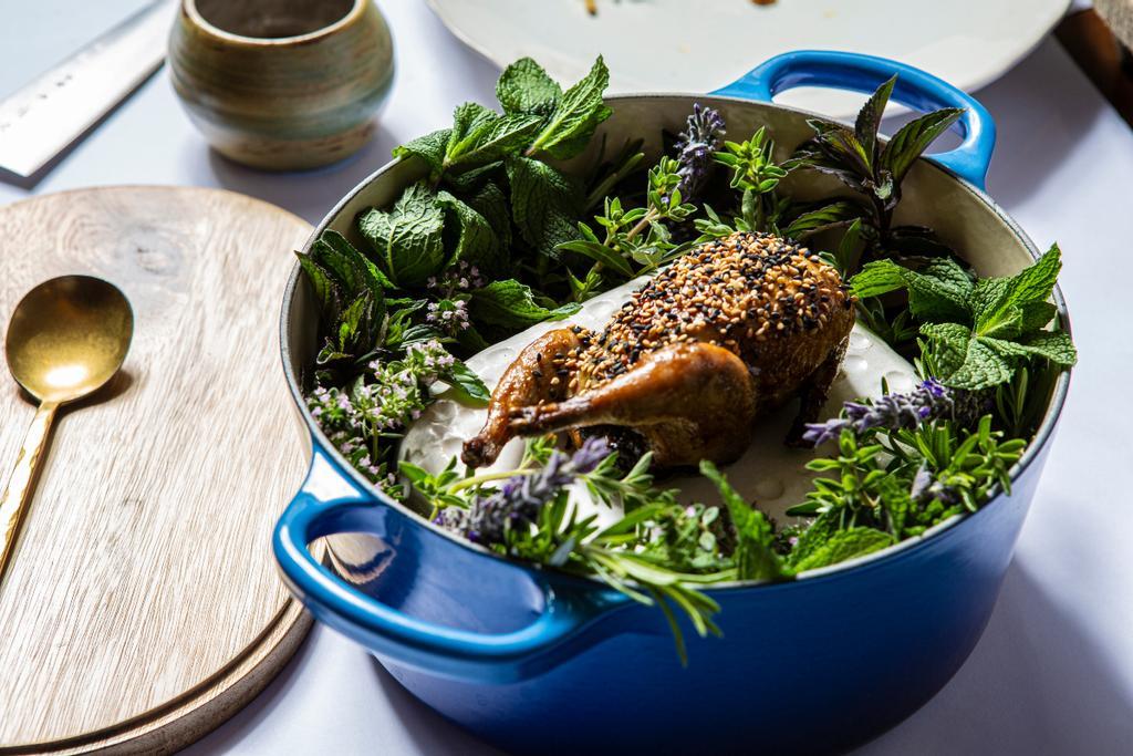 Las propuestas de Genestra se terminan de preparar en mesa.